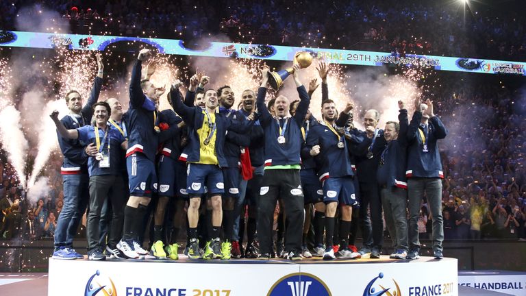 29.1.2017 - HANDBALL: Frankreichs Handballer krönen sich zum sechsten Mal zum Weltmeister. Der Rekord-Champion besiegt im Finale der Heim-WM Norwegen in Paris mit 33:26 und verteidigt seinen Titel erfolgreich.