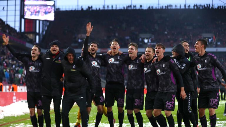 Sky Sport präsentiert die größten Aufholjagden der Bundesliga! Der neueste Wahnsinns-Streich: Trotz einer 3:0 Führung des 1. FC Köln siegt Freiburg im Auswärtsspiel noch mit 4:3.  Zwei Wochen zuvor gelang dem FC Schalke ähnliches...