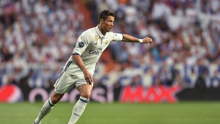 18.04.2017: Im Viertelfinale gegen den FC Bayern München erreichte Ronaldo mit einem Doppelpack zum 2:1-Hinspielsieg als erster Spieler 100 Tore in UEFA-Klubwettbewerben und durch einen Hattrick beim 4:2-Rückspielsieg auch als Erster 100 Tore in der Champions League.
