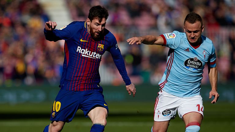 Lionel Messi kämpft mit Stanislav Lobotka (Celta Vigo) um den Ball.