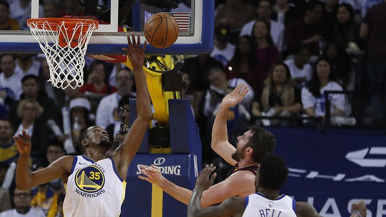 Die Warriors setzen sich gegen Cavaliers durch.