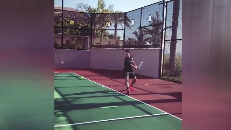 Mario Götze hält sich in Dubai auf. Der BVB-Star mag es sportlich - nach einer Runde Tennis ...