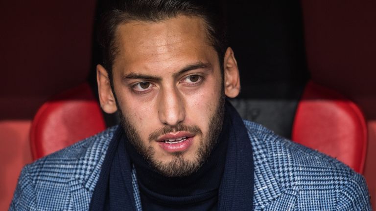 2.2.2017 - FUSSBALL: Bayer Leverkusen muss für den Rest der Saison auf Hakan Calhanoglu verzichten. Der Internationale Sportgerichtshof CAS bestätigt die von der FIFA ausgesprochene 4-monatige Sperre wegen Vertragsbruchs gegen den Mittelfeldspieler.