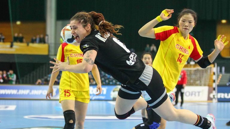 Die deutschen Damen fertigen China mit 24:9 ab.