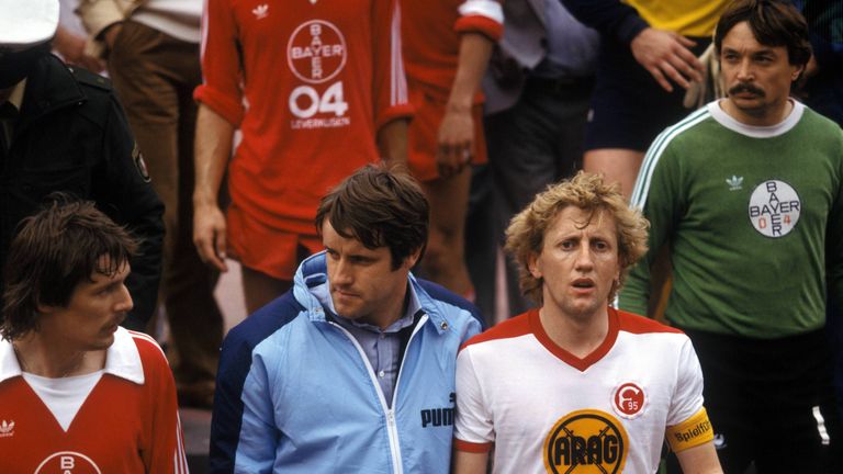 Hans-Dieter Tippenhauer (Mitte) heuerte bereits fünf Tage nach seinem Rauswurf am 9. Oktober 1979 bei Fortuna Düsseldorf bei Arminia Bielefeld an. Mit der Fortuna wurde Tippenhauer Pokalsieger und war Finalist im Europapokal der Pokalsieger.
