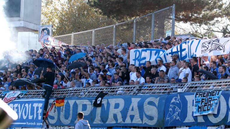 Hansa-Fans werfen in Jena mit Fischen auf die gegnerischen Fans.