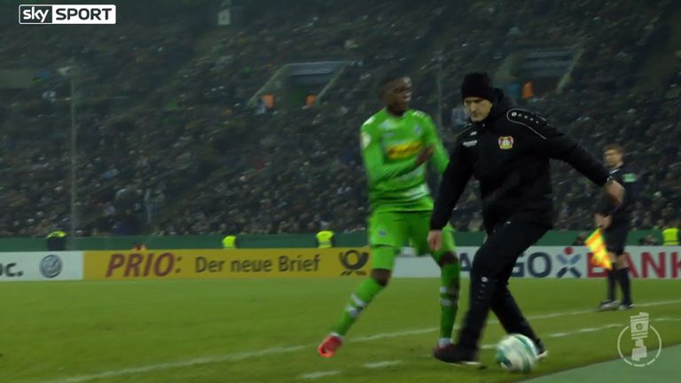 Im DFB-Pokal-Achtelfinale gegen Borussia Mönchengladbach sorgt Leverkusens Trainer Heiko Herrlich für die Lachnummer des Abends. Als Gladbachs Denis Zakaria den Ball holen will, stellt sich der 46-Jährige ihm in den Weg ...
