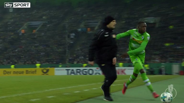 Dann touchiert Zakaria ihn leicht mit seinem rechten Arm und Herrlich ...