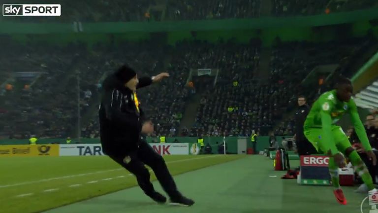 ... fällt wie vom Blitz getroffen zu Boden! Herrlich: "Das sah sicher blöd aus, und ich möchte mich dafür entschuldigen."