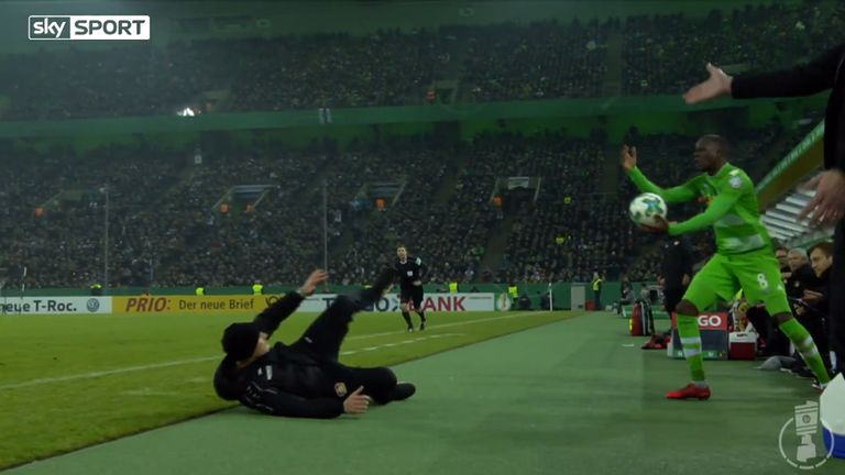 In der jüngeren Vergangenheit ist Herrlich nicht der erste Trainer, der an der Seitenlinie mit einer schauspielerischen Einlage für Aufsehen gesorgt hat.