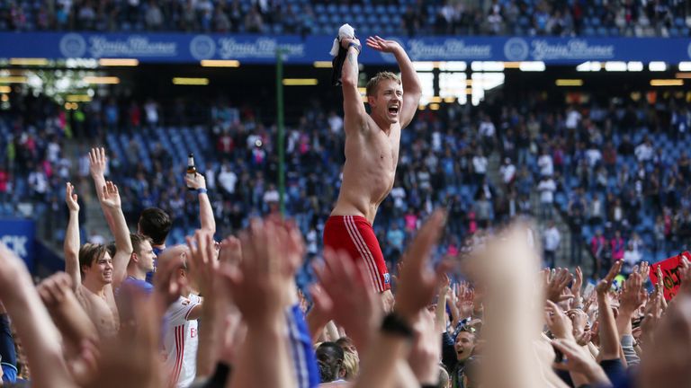 20.5.2017 - FUSSBALL: Der Hamburger SV schafft den direkten Klassenerhalt und schickt Wolfsburg in die Relegation. Dortmund schafft die direkte Quali zur Champions League. Für die  Europa League qualifizieren sich Hertha BSC und der 1. FC Köln.