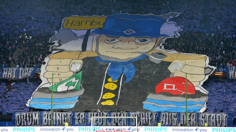 Die HSV-Fans haben sich für das Nordderby beim SV Werder Bremen etwas besonderes überlegt. Zentraler Bestandteil der Choreo ist Hamburgs Originial „Hans Hummel“, der in seinen Eimern die Wappen von Bremen und Werder Bremen hält. „Hans Hummel hat das Wassertragen satt, drum bringt er heut den Schiet aus der Stadt!“
