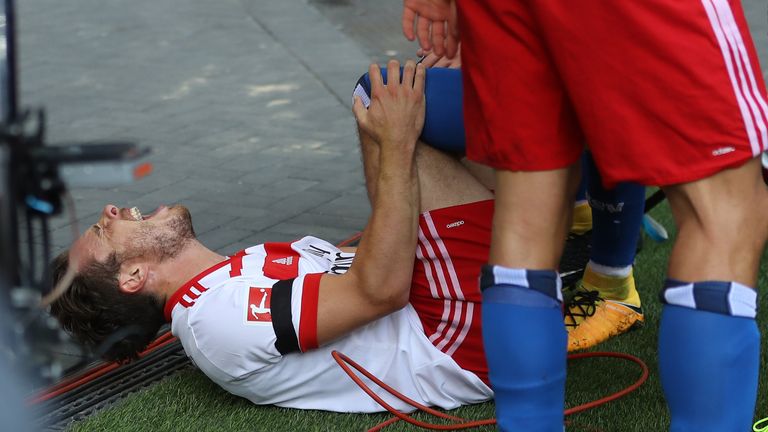 20.08.2017 - FUSSBALL: Nicolai Müller vom Hamburger SV erleidet bei seinem kuriosen Torjubel einen Kreuzbandriss im rechten Knie und fällt mindestens ein halbes Jahr aus.