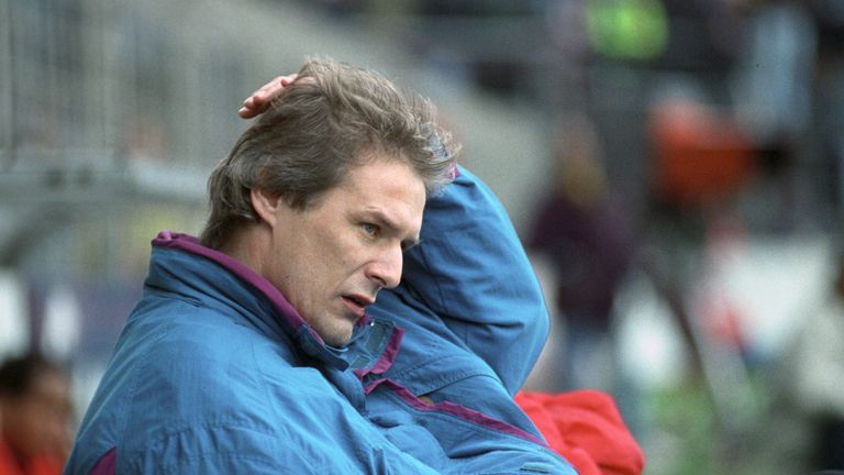 Nur einen Tag nach seiner Entlassung am 5. November 1992 bei Borussia Mönchengladbach  wurde Jürgen Gelsdorf Cheftrainer beim VfL Bochum. Mit den Fohlen erreichte er 1992 das Pokalfinale gegen Zweitligist Hannover 96 (3:4 i.E.). 