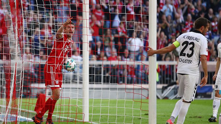 DOPPELTER EIGENTORSCHÜTZE: Julian Schuster vom SC Freiburg unterläuft als erstem Spieler seit 26 Jahren in zwei Spielen in Folge ein Eigentor (7. und 8. Spieltag). Zuletzt passierte das Andreas Gielchen vom MSV Duisburg im August 1991. 