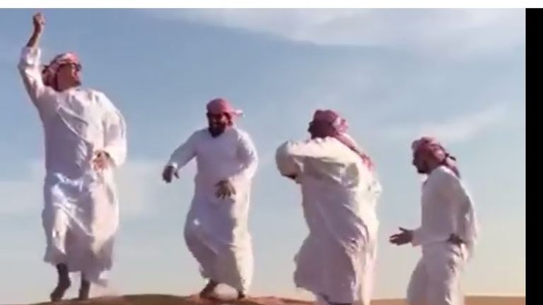 Bremens Max Kruse tanzt sich durch die Wüste Dubais. Quelle: facebook.com/maxkrusegamechanger