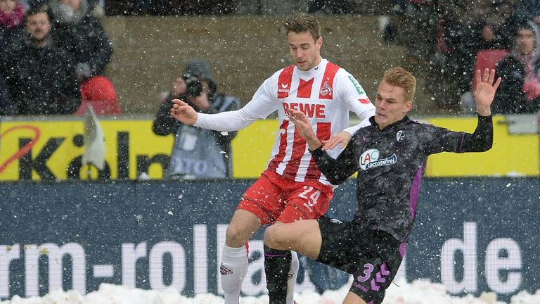 Philipp Lienhart (r.) hat sich ein Teilriss des Außenbandes im Knie zugezogen.