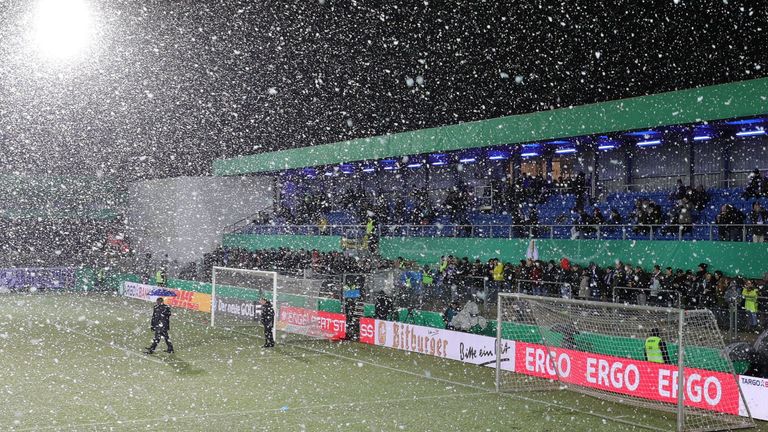 28.2.2017 - FUSSBALL: Wegen starken Schneefalls ist das Viertelfinalspiel im DFB-Pokal zwischen Fußball-Drittligist Sportfreunde Lotte und Bundesligist Borussia Dortmund rund 40 Minuten vor dem geplanten Anpfiff abgesagt worden.