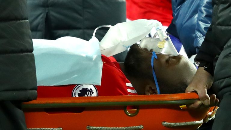 Romelu Lukaku wurde auf einer Trage vom Spielfeld getragen, nachdem er eine Kopfverletzung erlitten hatte.