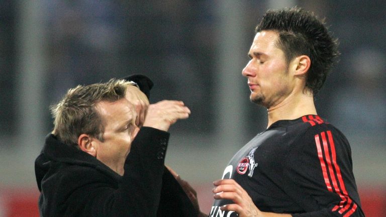 ... selbst zu Boden! Damit hatte er sein Ziel zunächst erreicht, Streit wurde fälschlicherweise vom Platz gestellt.