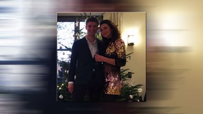 Auch bei den Promis weihnachtet es: Wir zeigen euch die besten Bilder der Sportstars! Thomas Müller und seine Lisa  posieren fein herausgeputzt vor dem vor dem Weinachtsbaum (Quelle: instagram.com/esmuellert)