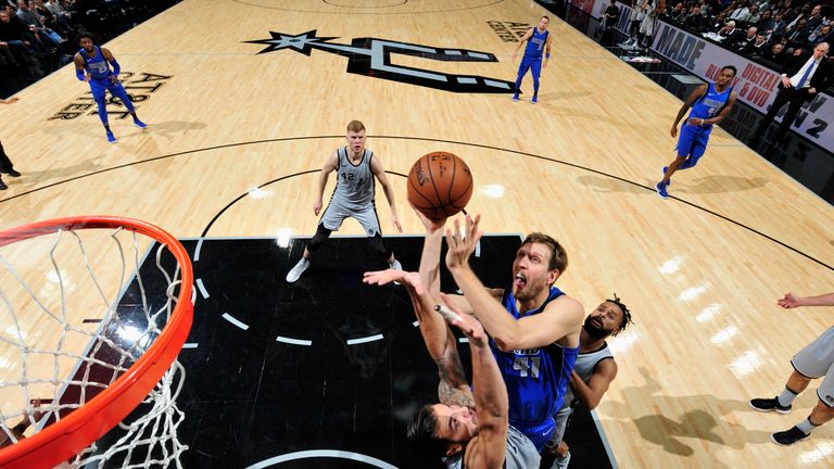 Dirk Nowitzki mit dem Drive zum Korb.