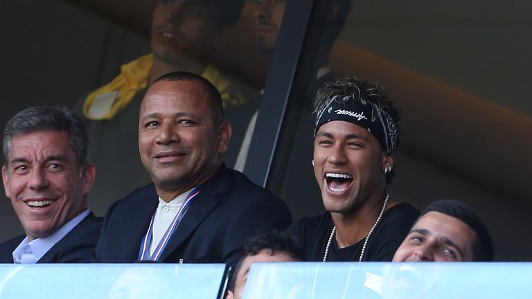 Neymars Vater (l.) fädelt angeblich bereits den Wechsel seines Sohnes zu Real Madrid ein.