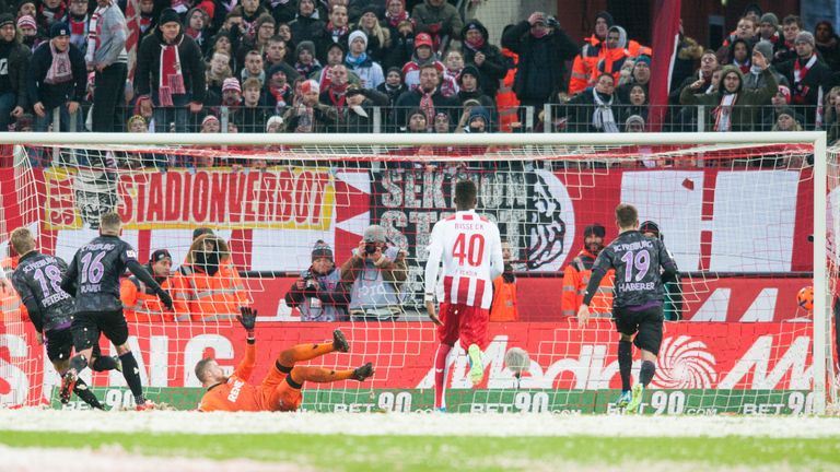 Am 15. Spieltag tritt im Kellerduell zwischen Köln und Freiburg erstmals in der Bundesliga-Geschichte eine Mannschaft in einem Spiel in der Schlussminute inklusive Nachspielzeit zu zwei Elfmetern an und trifft - Freiburgs Petersen behält die Nerven.