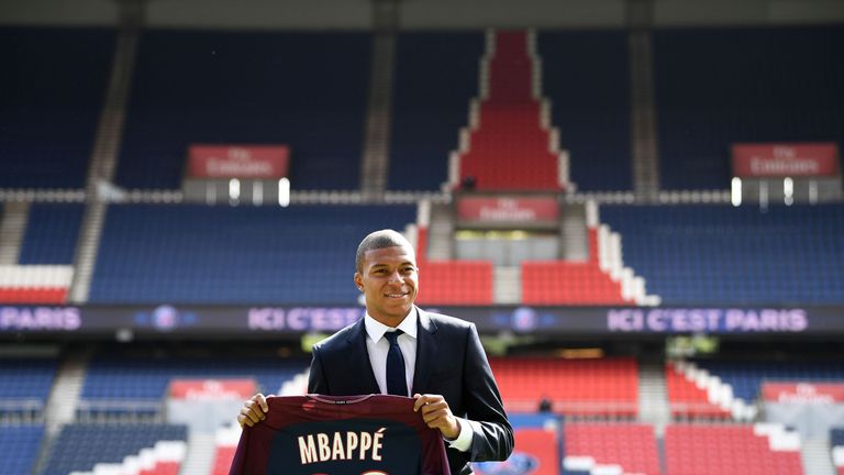 31.08.2017 - FUSSBALL: Kylian Mbappé wechselt für die  festgeschriebene Ablösesumme von 180 Millionen Euro von AS Monaco zu Paris St. Germain. Der 18-Jährige geht zunächst für ein Jahr auf Leihbasis nach Paris. Es gibt aber eine Kaufoption mit Vertrag bis 2022.