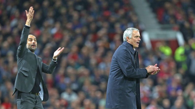 United gegen City ist auch das Duell der Startrainer Jose Mourinho (r.) und Pep Guardiola.