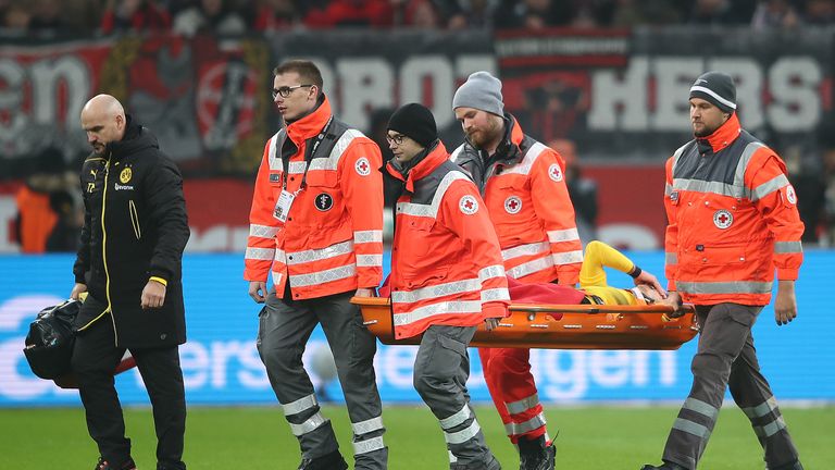 Dortmunds Maximilian Philipp muss nach einem Zweikampf mit Leverkusens Jonathan Tah vom Platz getragen werden.