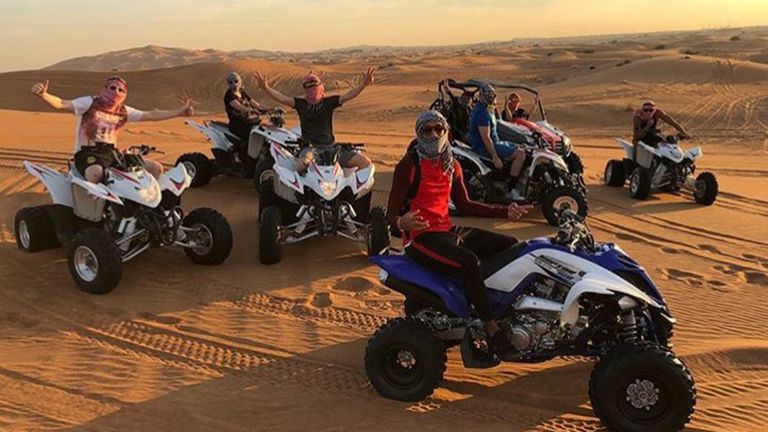 Dortmund Pierre-Emerick Aubameyang macht mit seinen Freunden einen heißen Ritt in die Wüste. (Quelle: Instagram/@aubameyang97)