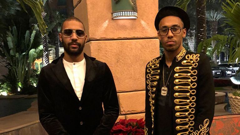 Bekannt für seinen ausgefallenen Geschmack: Pierre-Emerick Aubameyang mit seinem Bruder Willy in Dubai. (Quelle: Twitter/@Aubameyang7)