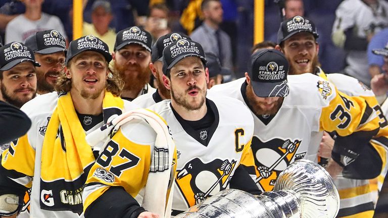 12.6.2017 - EISHOCKEY: Die Pittsburgh Penguins gewinnen zum zweiten Mal den Stanley Cup gewonnen. Ohne den deutschen Nationalspieler Tom Kühnhackl entscheiden die Penguins die Best-of-seven-Serie gegen die Nashville Predators mit 4:2 für sich. 