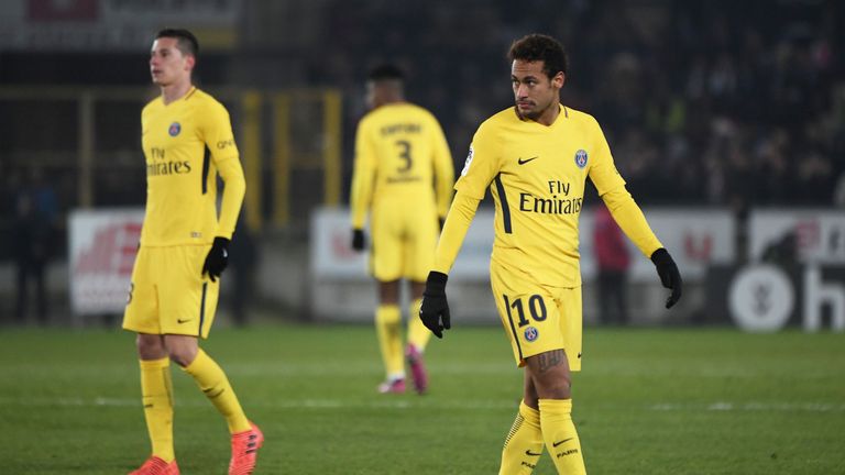 Die Startruppe von Paris Saint-Germain um Neymar und Julian Draxler muss die erste Liga-Pleite in der Saison hinnehmen.