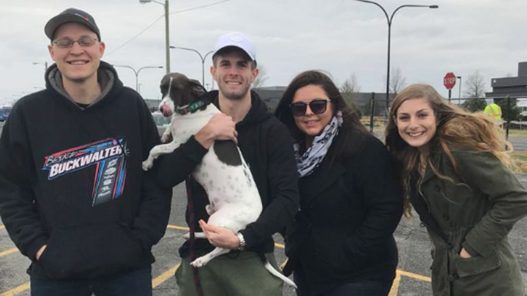 Christian Pulisic freut sich über den tierischen Besuch. (Quelle: Twitter @410RaceChaser)