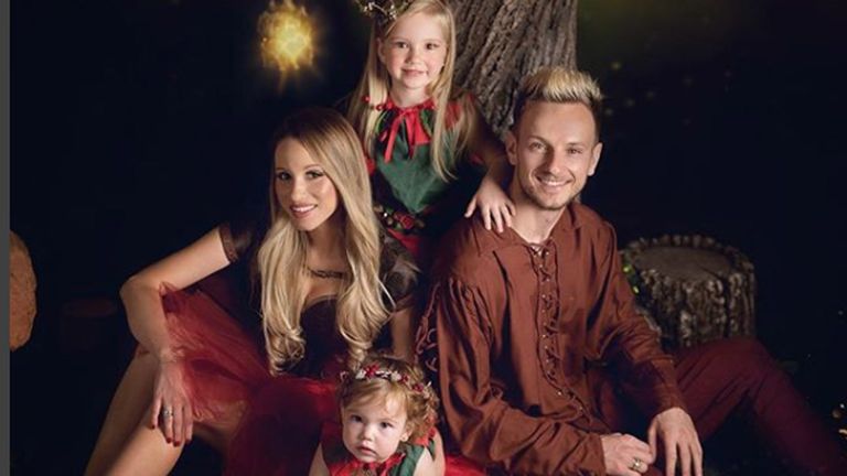 Ivan Rakitic und seine Familien verkleiden sich als Weihnachts-Elfen. (Quelle: instagram@ivanrakitic)