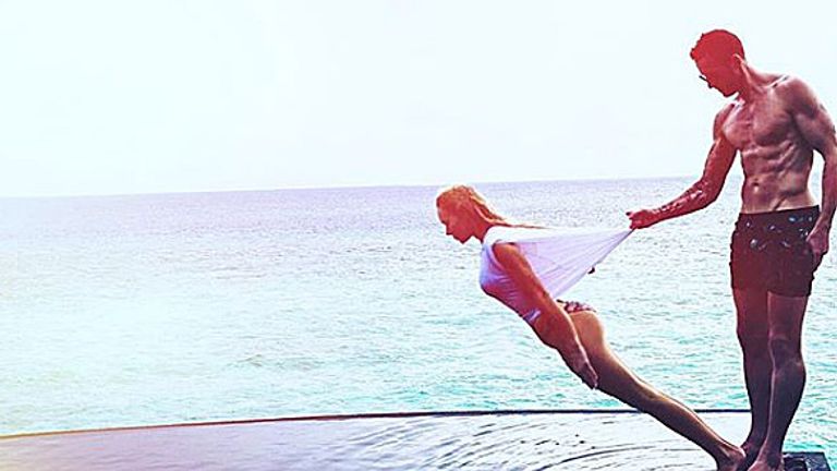 Schalke-Torwart Ralf Fährmann zieht im Urlaub am Meer ein ganz spezielles Fitnesstraining durch. Seine Frau Nadine hilft ihm dabei. So macht Sport doch mal richtig Spaß... (Quelle: instagram.com/ralle.1)