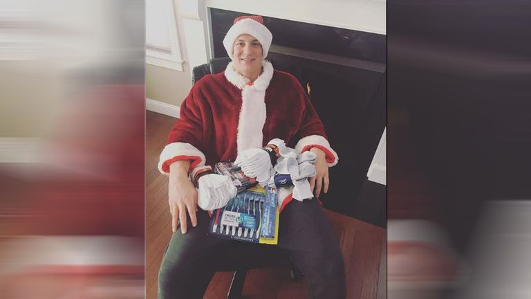 Auch Superstars freuen sich über die kleinen Dinge: Tight-End Rob Gronkowski von den New England Patriots zeigt stolz seine Geschenke. (Quelle: instagram.com/gronk)