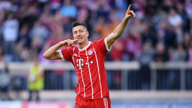 NEUER REKORD: Robert Lewandowski trifft auch im 8. Bundesliga-Heimspiel in dieser Saison. Damit übertrumpft er den alten Bayern-Rekord von Gerd Müller aus der Saison 1972/73. Damals traf Müller in den ersten sechs Heimspielen.