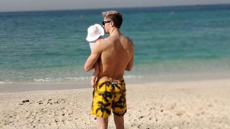 Auch Robert Lewandowski erholt sich am Strand von Dubai mit Töchterchen Klara. (Quelle: Instagram/@_rl9)