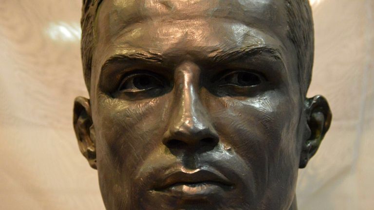 Diese Bronzeskulptur steht im Vereinsmuseum der Königlichen. 