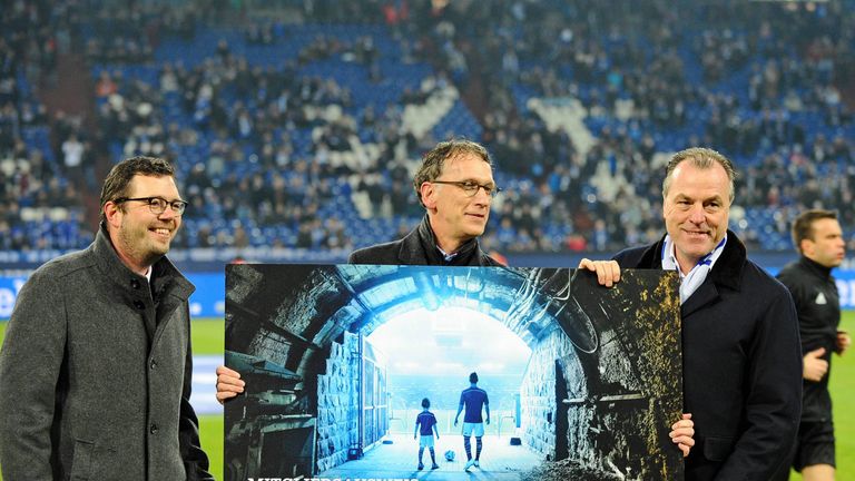 Schalke-Boss Clemens Tönnies begrüßt gegen Augsburg das 150.000 Mitglied.