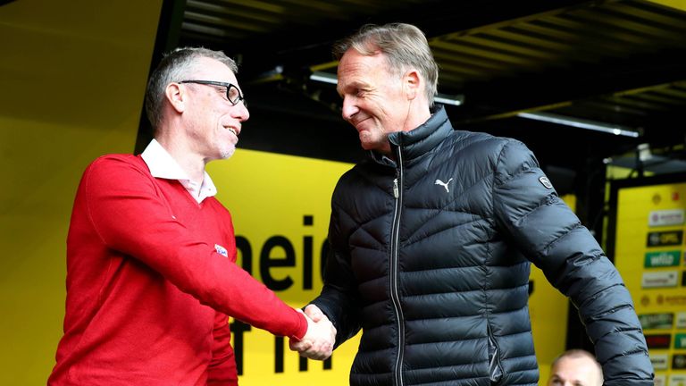 Peter Stöger (l.) unterschreibt bei Borussia Dortmund einen Vertrag bis Saisonende.