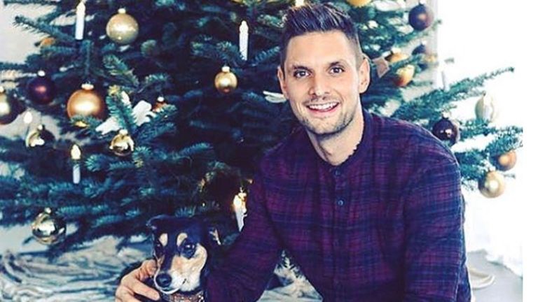 Sven Ulreich und seine Hündin Nala wünschen ihren Fans frohe Weihachten. (Quelle: Instagram@svenulreichoffiziell)