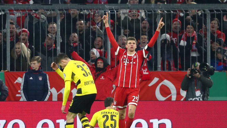 Thomas Müller trifft zum 2:0 für den FC Bayern. 