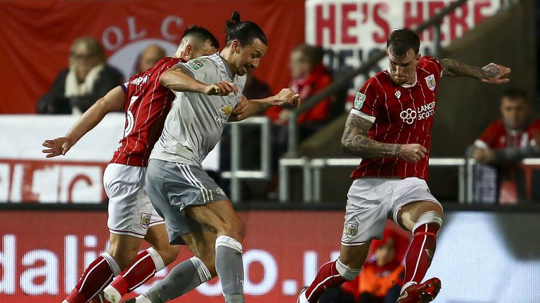 Zlatan Ibrahimovic und Manchester United unterliegen im  League Cup bei Bristol City.