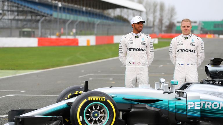 16.1.2017 - FORMEL 1: Der Finne Valtteri Bottas (r.) übernimmt das begehrte Mercedes-Cockpit des zurückgetretenen Formel-1-Weltmeisters Nico Rosberg und wird zur kommenden Saison Teamkollege von Lewis Hamilton.