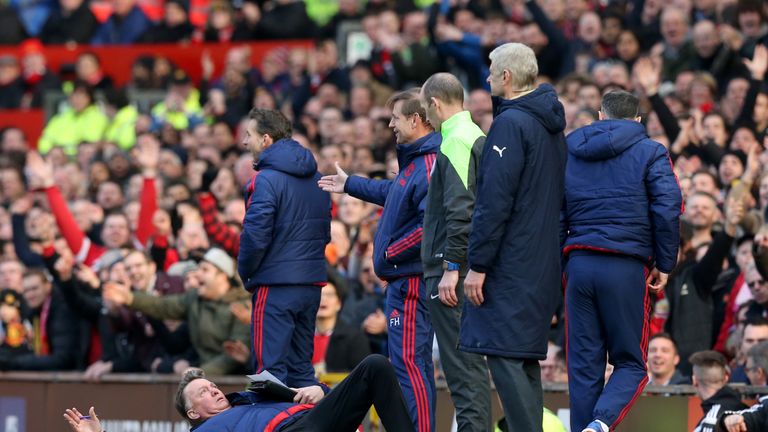 Im Februar 2016 regte sich der Niederländer über eine angebliche Schwalbe von Arsenal-Star Alexis Sanchez so sehr auf, dass er die Szene vor dem Vierten Offiziellen prompt nachstellte.