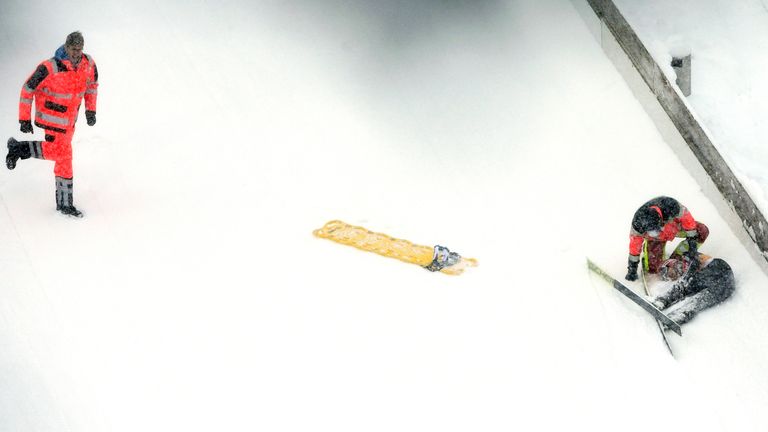 Blieb nach ihrem Sturz lange am Boden liegen, war jedoch ansprechbar: Skispringerin Svenja Würth.